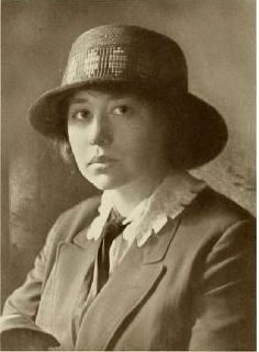 Zoë Akins